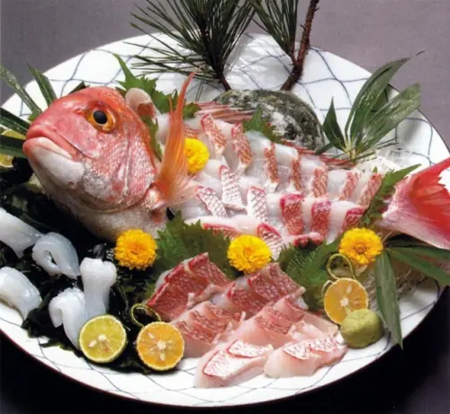 La salvaje práctica de comer pescados vivos!