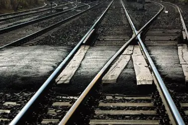 ¿Por qué ponen piedras en la vía del tren?