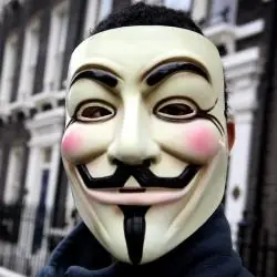 La Policía española golpea a Anonymous