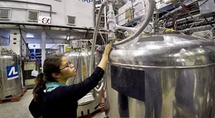 Atrapan antimateria durante 16 minutos