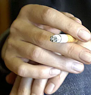 ¿Tenès los dedos amarillos culpa del cigarillo? Entrà!