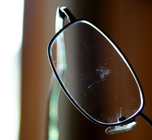 Unas gafas con cristales rayados es la clave para una visió
