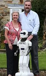 Pareja de científicos ingleses inventó un "hijo robot