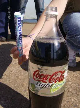 coca cola light y mentos