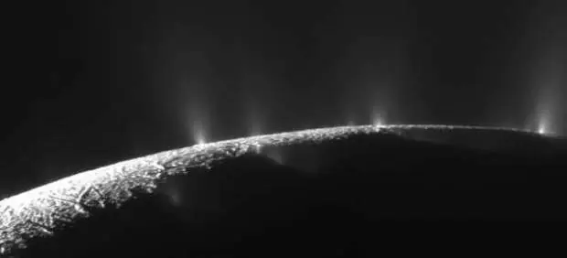 Grandes reservas de agua salada en Saturno