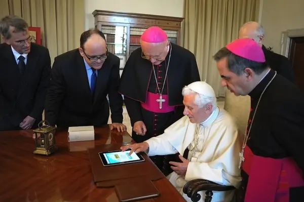 El Papa Benedicto XVI Con Ipad2 En Twitter
