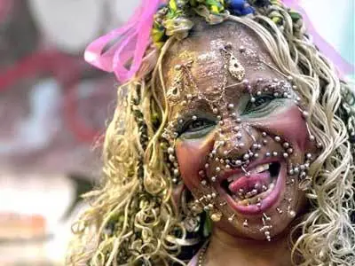 La mujer con mas piercing en el mundo