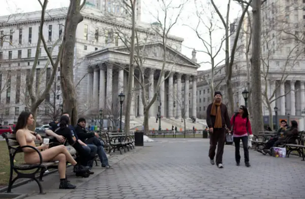 Desnuda en la Gran Ciudad (+18)