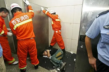 Quedo 8 horas atrapada en el inodoro para recuperar el cel