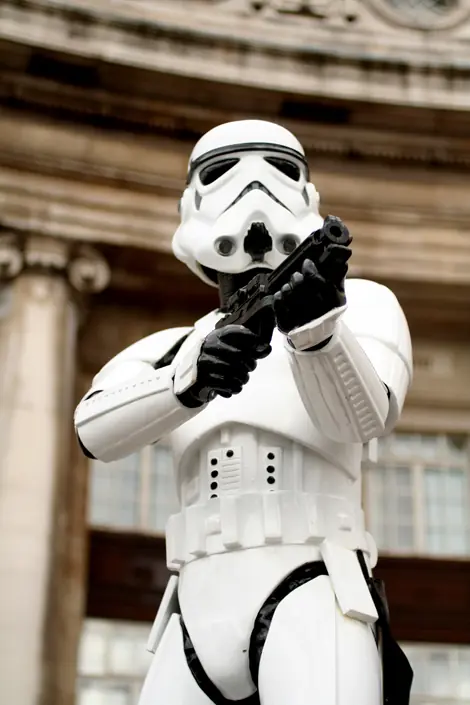 Disfraz de stormtrooper, con envases de jugo!