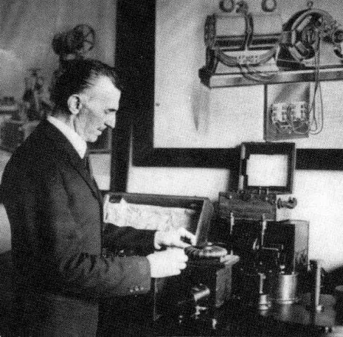 por que usan a tesla como icono de la energia libre??