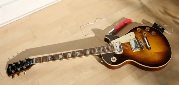 Guitarra + vibrador + miniamplificador = Bomba Orgasmica