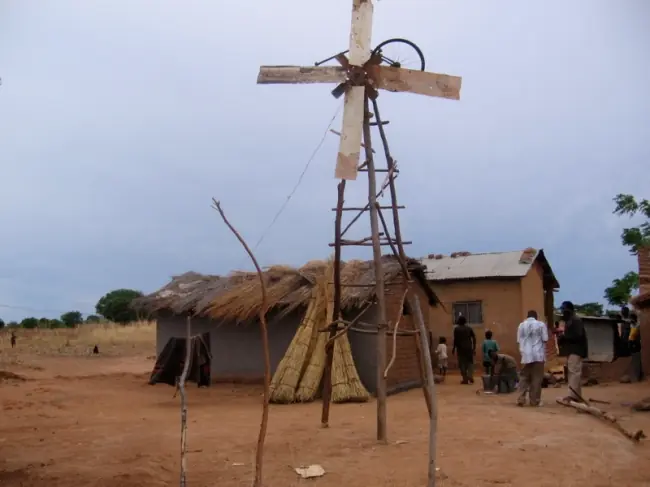 Niño africano cambia la vida de su pueblo