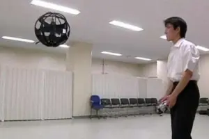 Japonés inventa una esfera voladora. Se mueve a 60kph. Asom