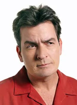 Charlie Sheen felicita a Dos hombres y medio por su éxito