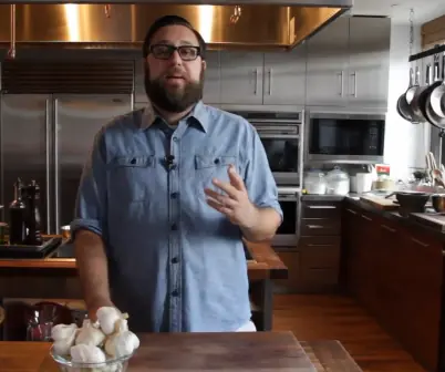 Como pelar una cabeza de ajo en -de 10 segundos