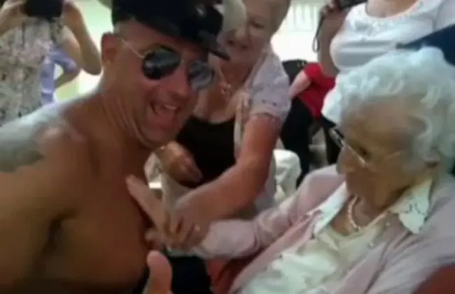 Cumplió 100 años y lo festejó con un stripper