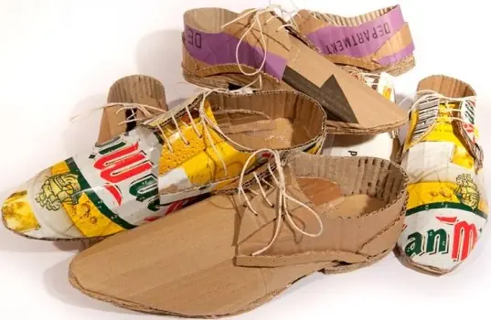 Zapatos de cartón: En el hermoso camino del reciclaje