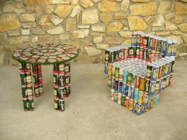 Un joven tuvo la genial idea de reciclar latitas de cerveza