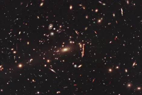 El Hubble 'capta' materia oscura en cúmulos de galaxias
