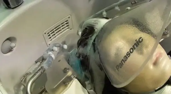 Panasonic inventa un robot lavacabezas