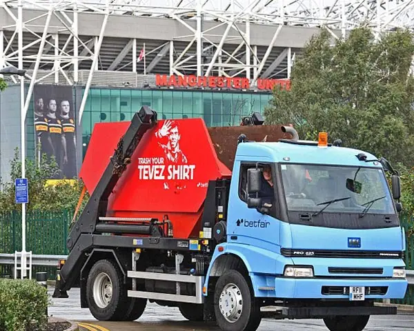 A Tevez le estan reciclando las camisetas