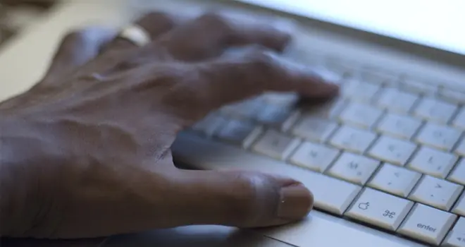 Chileno se vuelve loco tras pasar dos días frente a la PC
