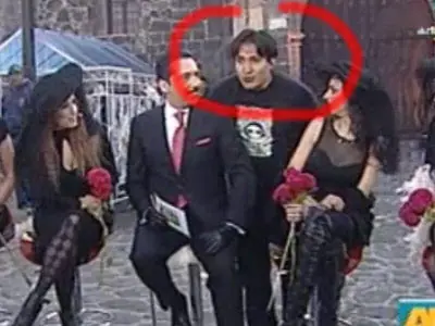 Irrumpe en programa de Tv y los insulta en vivo