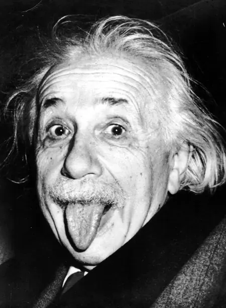 Albert Einstein sacando la lengua