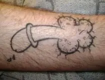 Despierta de una borrachera con un pene tatuado en su pierna