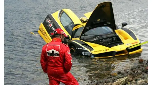 Ferrari de 1.5 mdd cayo al mar en carrera