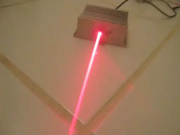 Hacete un láser con partes de una PC vieja