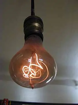 Una bombilla lleva encendida más de 100 años