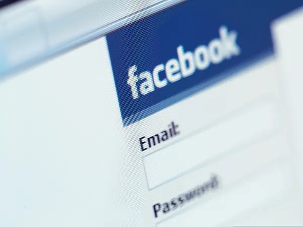 Robó un cyber y fue preso por dejar facebook abierto.