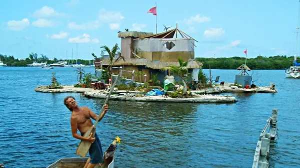 Una isla hecha de botellas de plástico