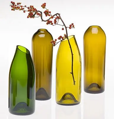 Fabrica bonitos floreros con botellas de vidrio