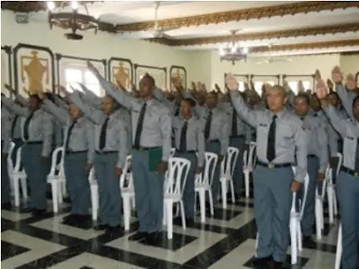 Policias bajo el mando de civiles