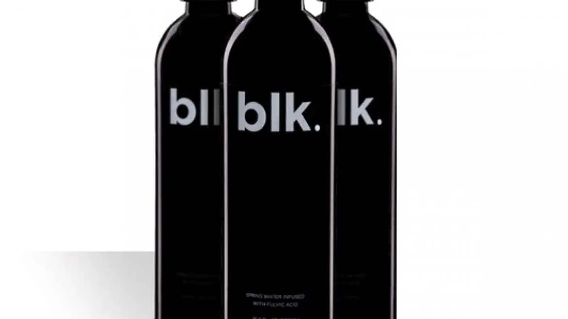 Lanzan al mercado agua mineral de color negro