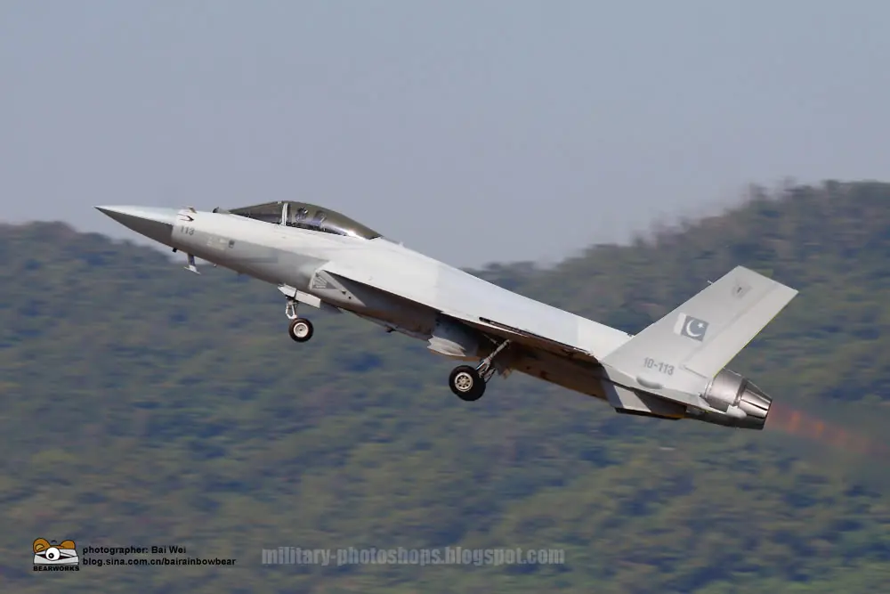 se acerca el cazabombardero jf 17 a la argentina¡