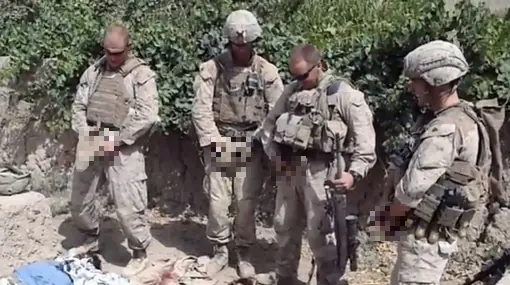 Marines de EE.UU. Orinando sobre Cuerpos