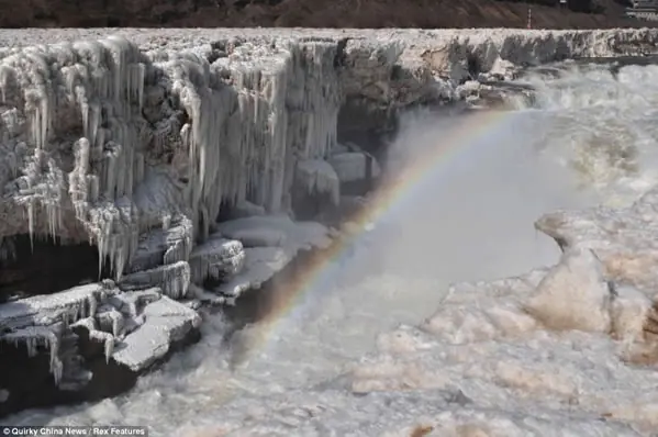 Una cascada en China atrapada por el hielo