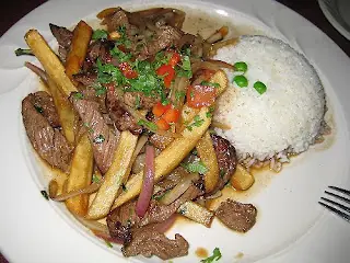 lomo saltado peruano.