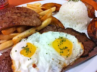 bistec a lo pobre peruano.