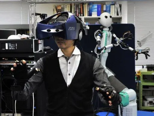 Crean robot que imita cada movimiento de su controlador