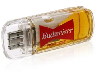 Memoria USB llena de cerveza