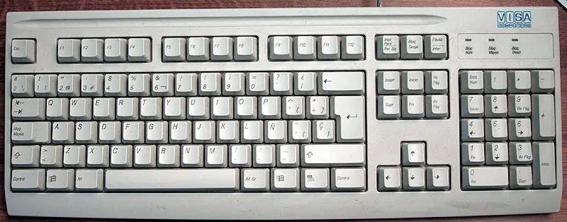 Collar casero con letras de teclado