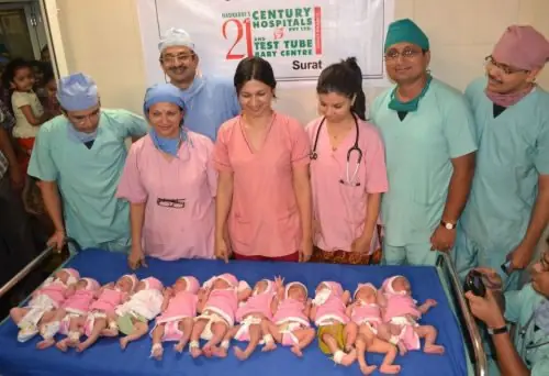 Mujer dio a luz a 11 bebés en un solo parto.
