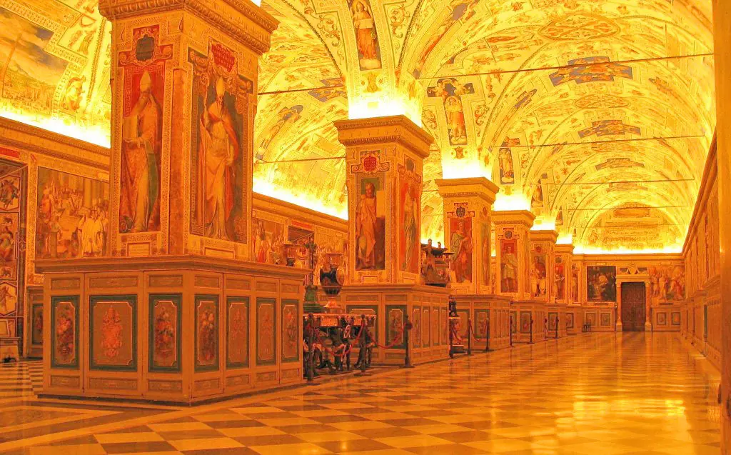 El vaticano y sus riquezas... Desgracia mundial.