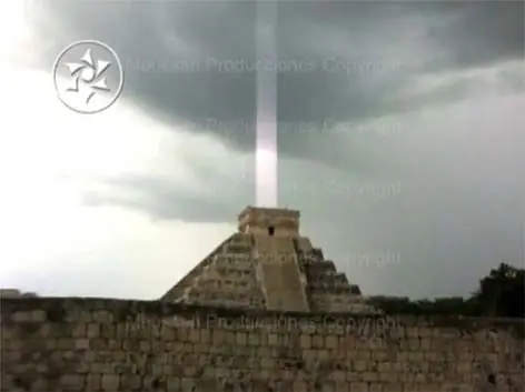 Rayo De Luz Sobre La Pirámide De Chichen Itza