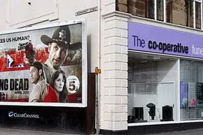 Increible:colocan publicidad d Walking Dead en una funeraria